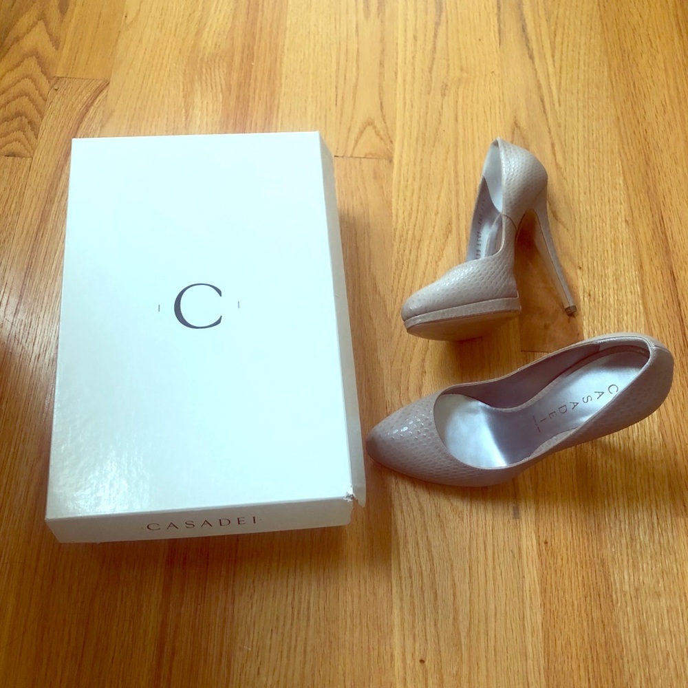 NIB CASADEI nude 5” platform embossed heels